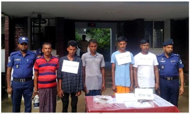 অস্ত্র-মাদকসহ ৫ জনকে গ্রেফতার করেছে পুলিশ